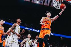 开云APP-上海男篮主场失利，球员表现出色