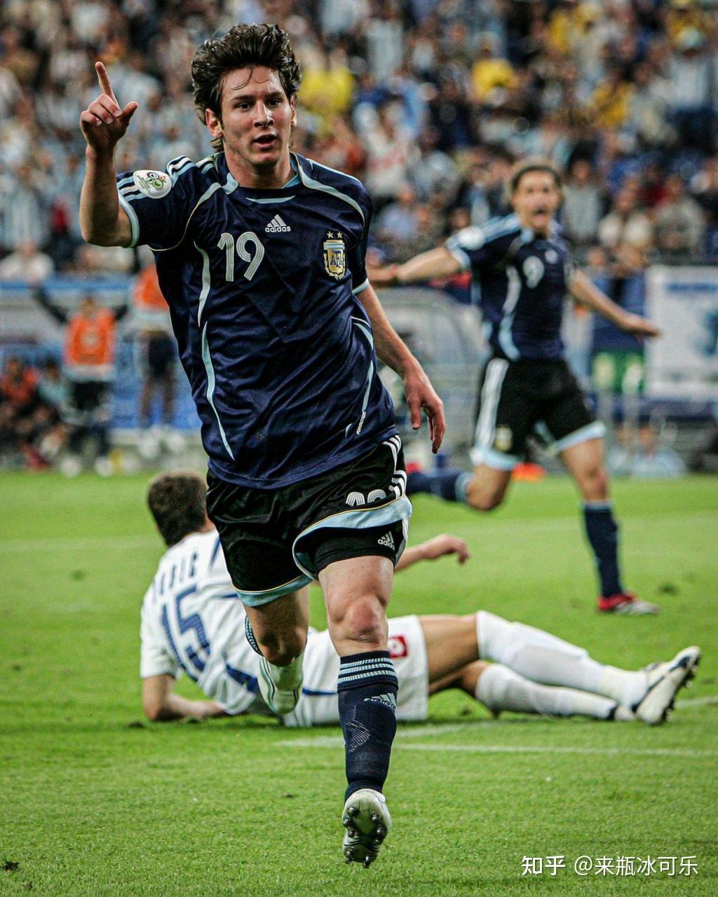 巴西国家队踏入巴塞罗那，梅西续约两年