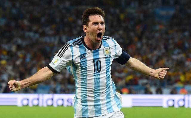 巴西国家队踏入巴塞罗那，梅西续约两年