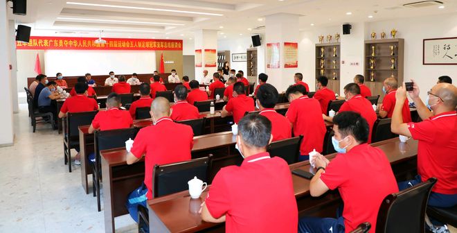 强手如云的比赛中出现紧张情绪，团队团结一致的简单介绍