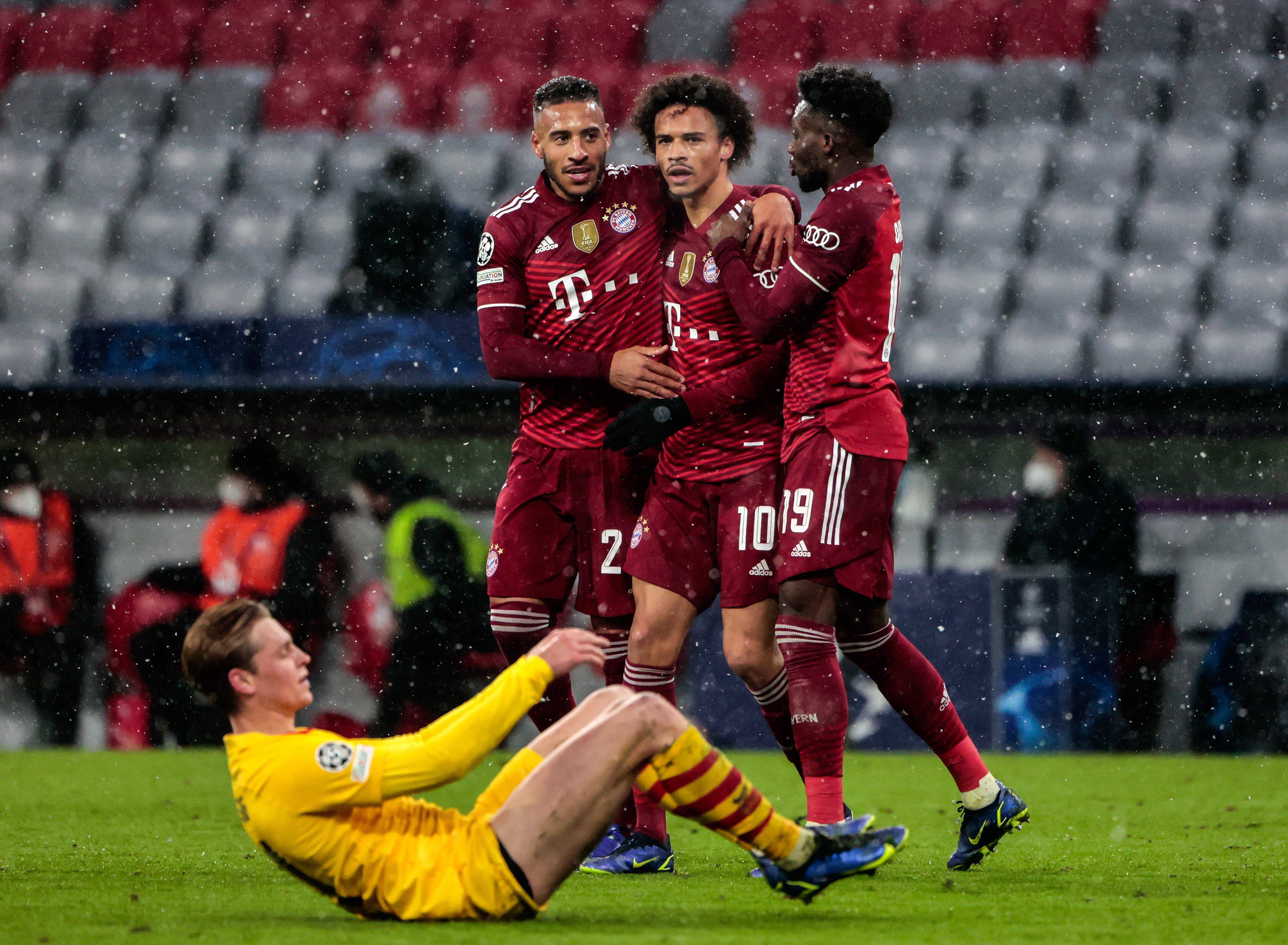 足球战场上，一场激烈的较量即将展开