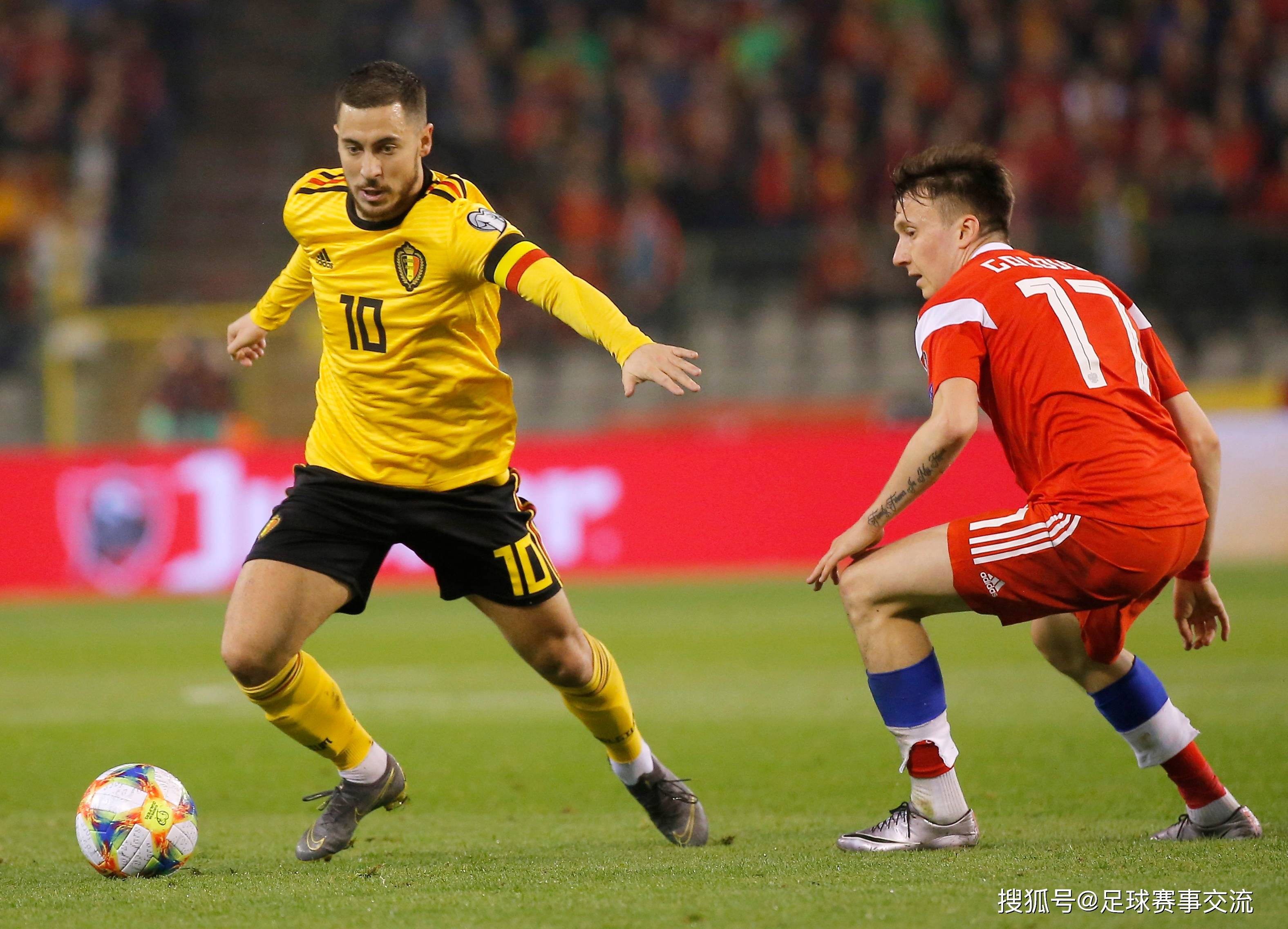 足球战场上，一场激烈的较量即将展开