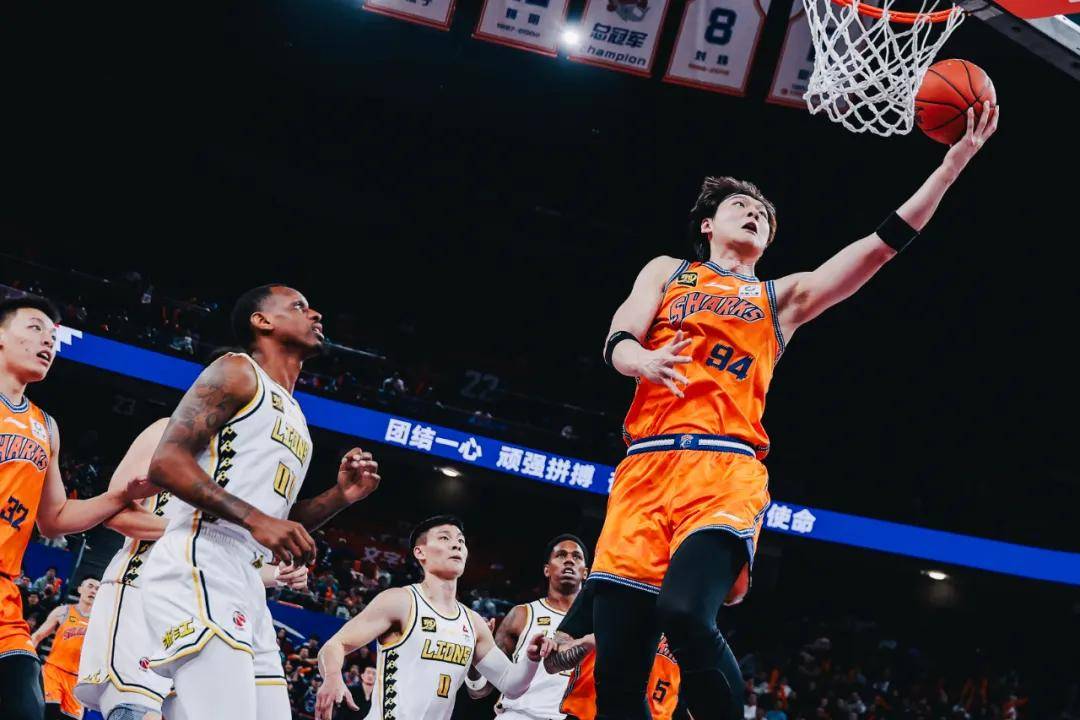上海男篮主场失利，球员表现出色
