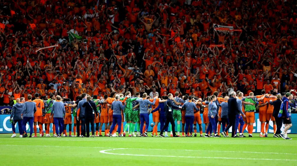 葡萄牙战胜荷兰,夺得小组第一 葡萄牙战胜荷兰,夺得小组第一