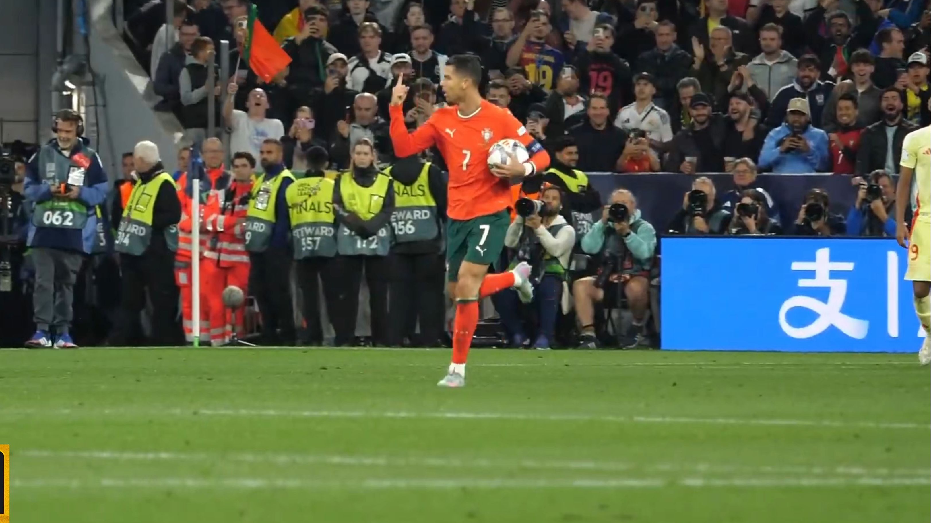 包含劲爆场面！欧洲国家杯赛激情上演的词条